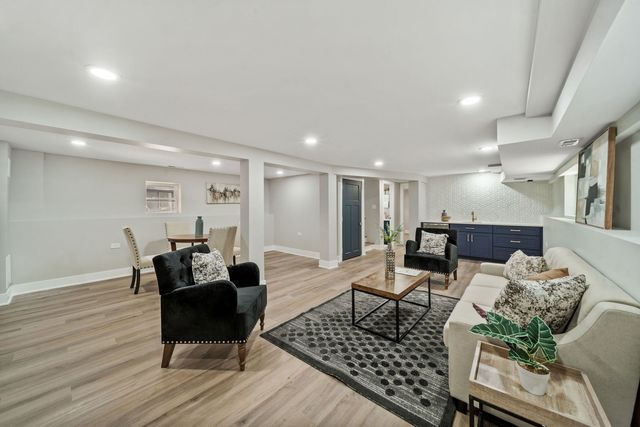 4842 W Warwick Avenue, Chicago, IL 60641