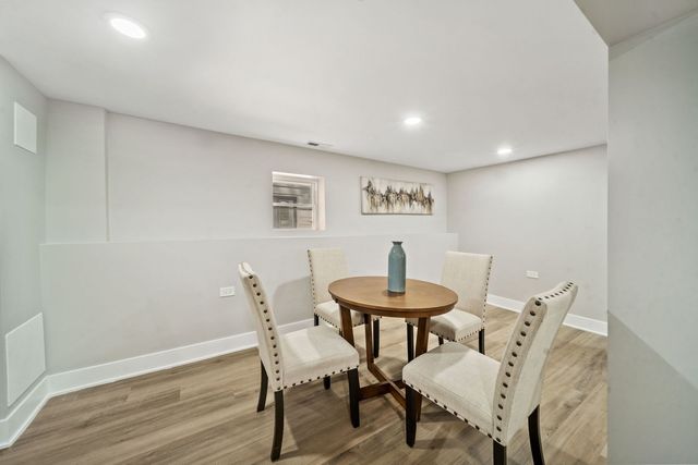 4842 W Warwick Avenue, Chicago, IL 60641