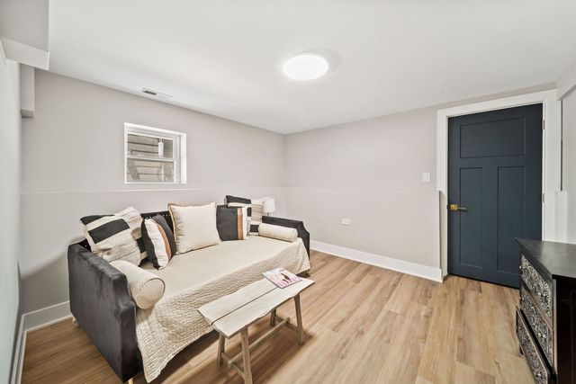 4842 W Warwick Avenue, Chicago, IL 60641