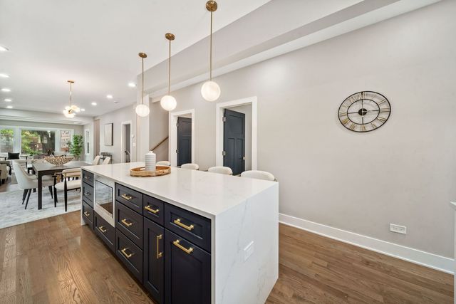 4842 W Warwick Avenue, Chicago, IL 60641
