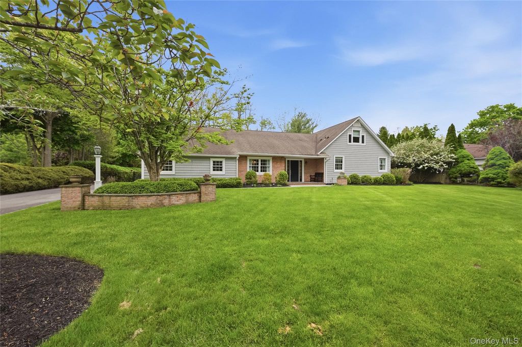 8 Brandywine Drive, Setauket, NY 11733