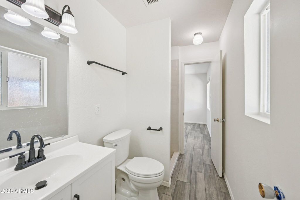 Image 10 of property listing at 8401 E WILSHIRE Drive, Scottsdale, AZ 85257
