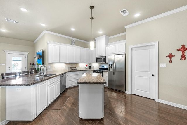 305 Poppy Street, Lake Jackson, TX 77566