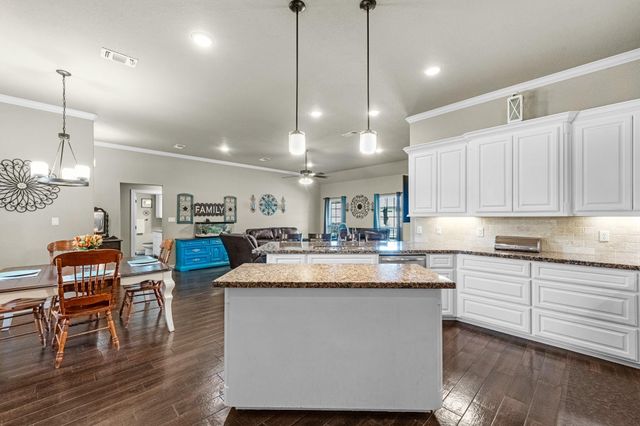 305 Poppy Street, Lake Jackson, TX 77566