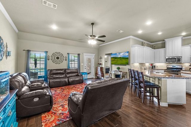 305 Poppy Street, Lake Jackson, TX 77566