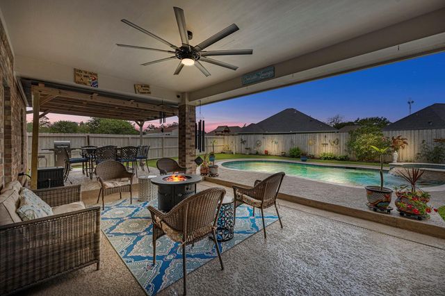 305 Poppy Street, Lake Jackson, TX 77566