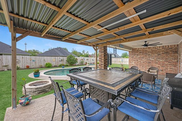 305 Poppy Street, Lake Jackson, TX 77566