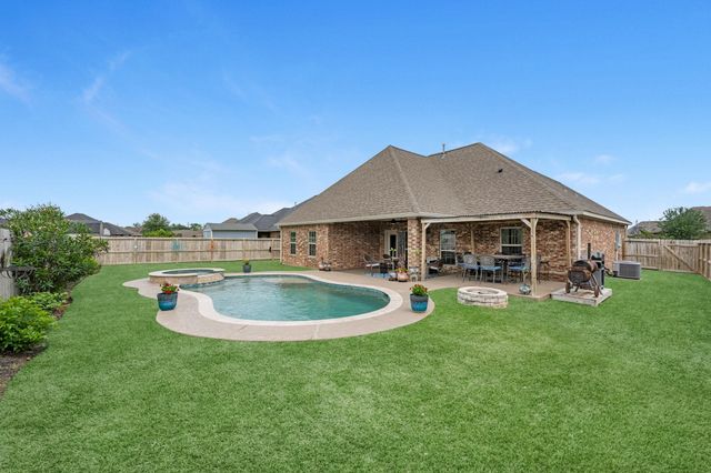 305 Poppy Street, Lake Jackson, TX 77566