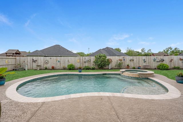 305 Poppy Street, Lake Jackson, TX 77566