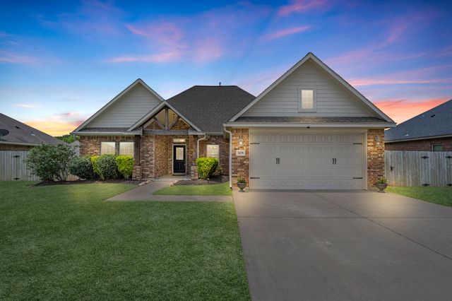 305 Poppy Street, Lake Jackson, TX 77566