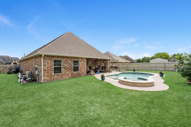 305 Poppy Street, Lake Jackson, TX 77566