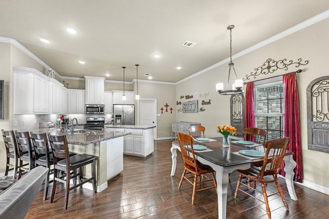 305 Poppy Street, Lake Jackson, TX 77566