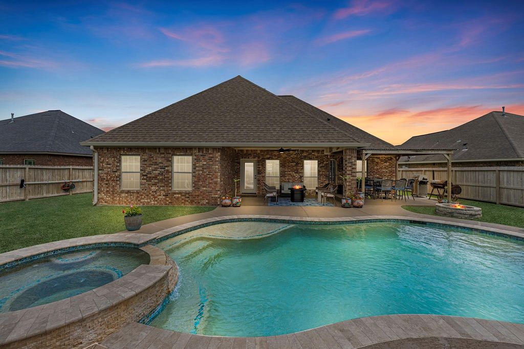 305 Poppy Street, Lake Jackson, TX 77566