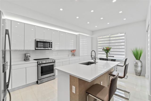 3188 NE 211th Ter, Aventura, FL 33180