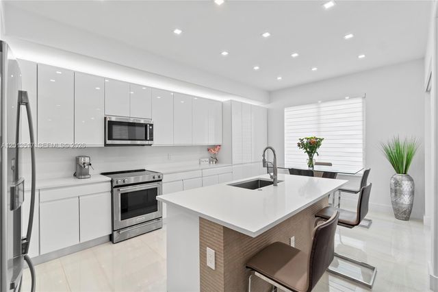 3188 NE 211th Ter, Aventura, FL 33180