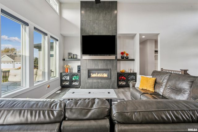 6152 BELLE Court, Davenport, IA 52807