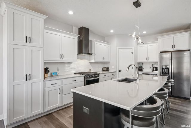 6152 BELLE Court, Davenport, IA 52807