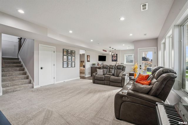 6152 BELLE Court, Davenport, IA 52807