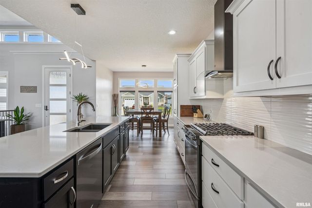 6152 BELLE Court, Davenport, IA 52807