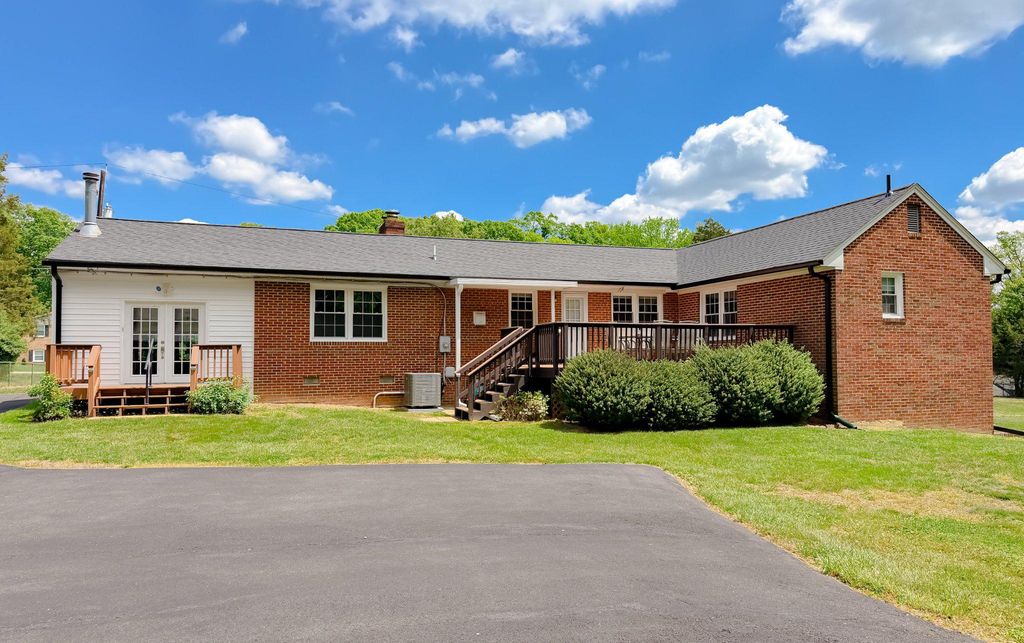 Image 2 of property listing at 12421 PARKER LN, Clinton, MD 20735