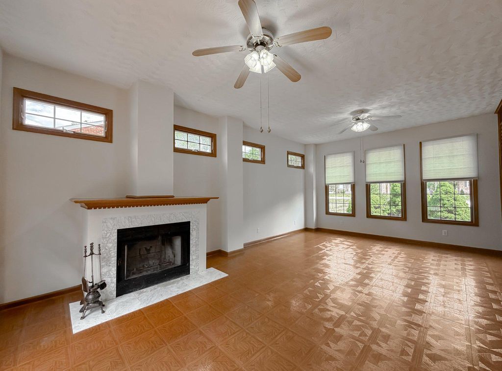 Image 11 of property listing at 12421 PARKER LN, Clinton, MD 20735
