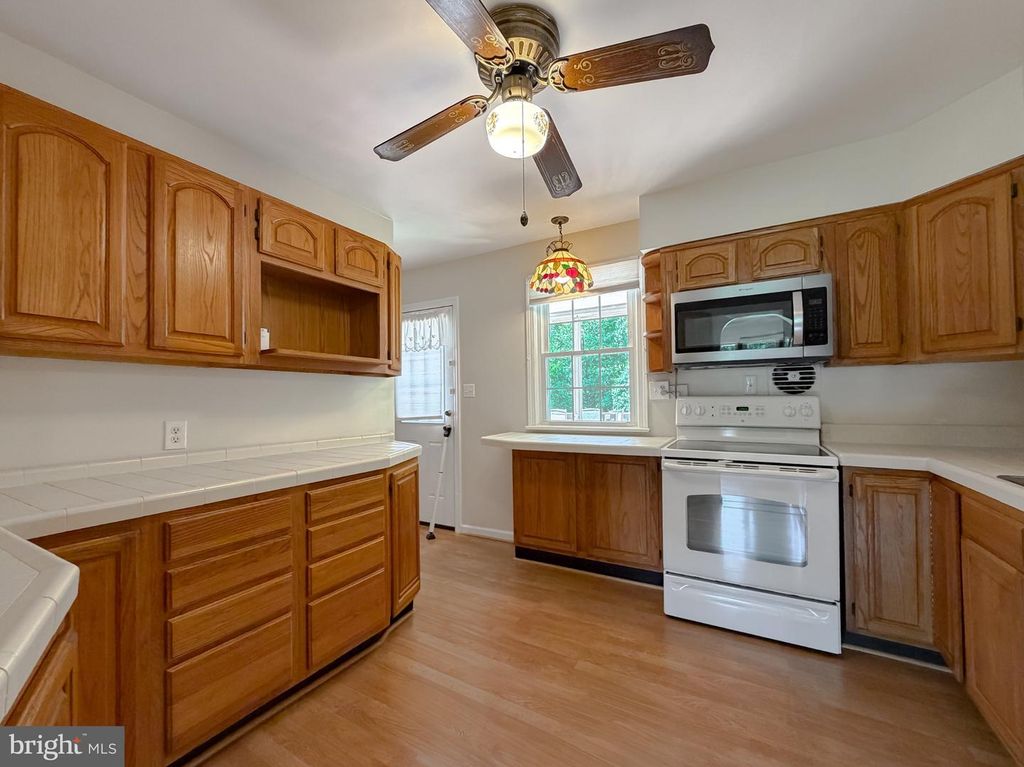 Image 12 of property listing at 12421 PARKER LN, Clinton, MD 20735