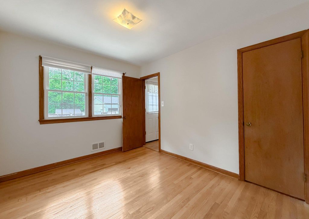 Image 13 of property listing at 12421 PARKER LN, Clinton, MD 20735