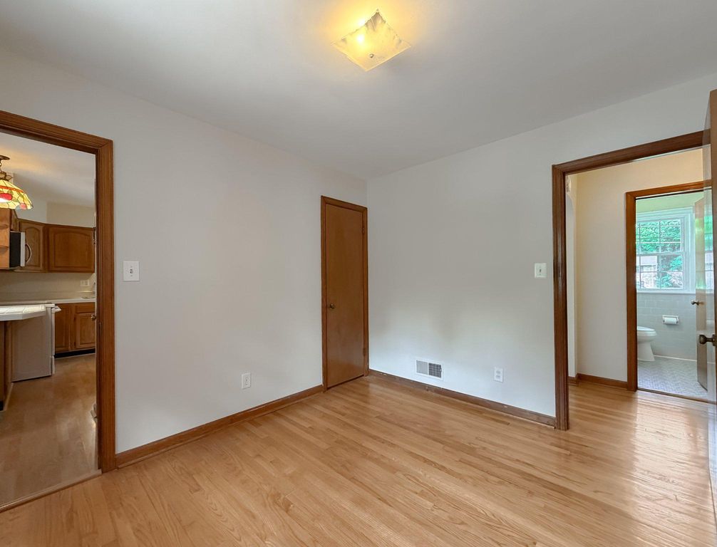 Image 14 of property listing at 12421 PARKER LN, Clinton, MD 20735