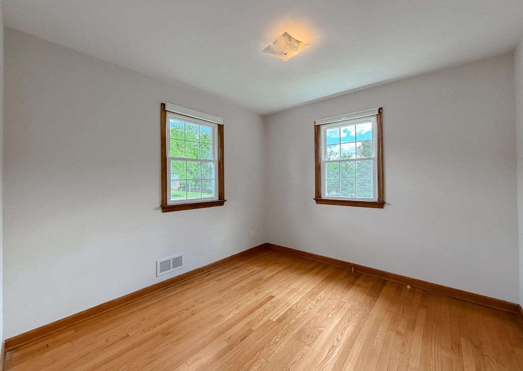 Image 15 of property listing at 12421 PARKER LN, Clinton, MD 20735