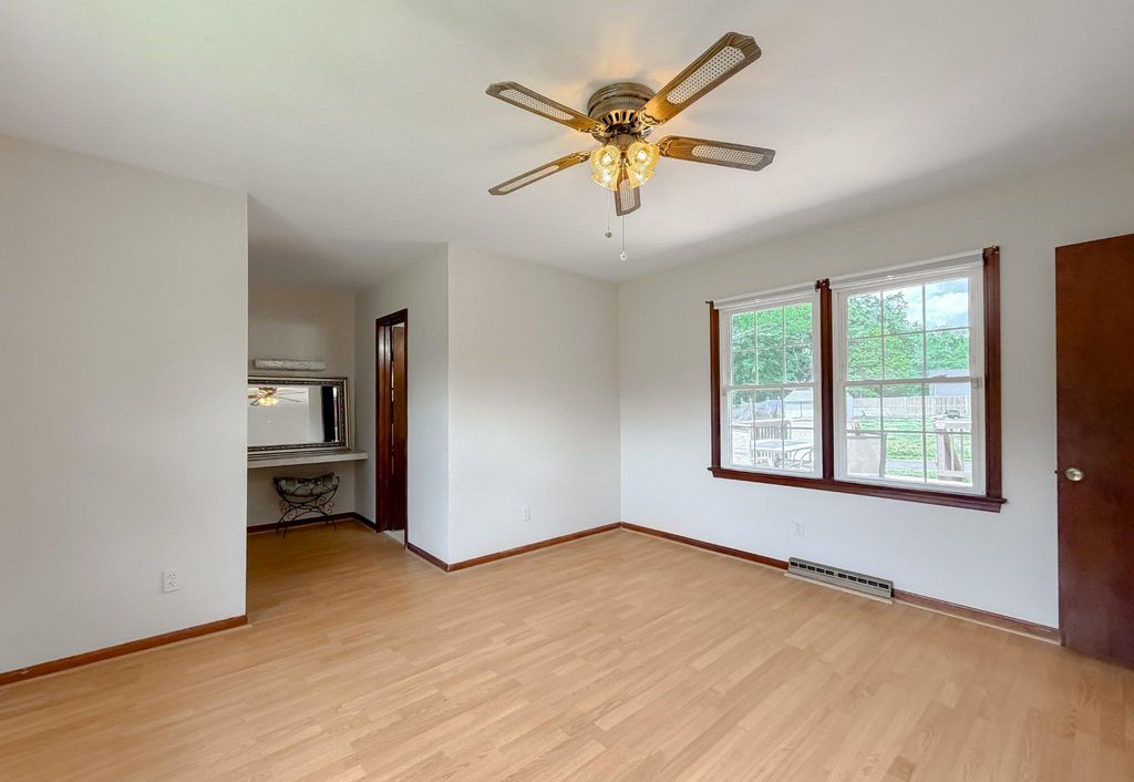 Image 16 of property listing at 12421 PARKER LN, Clinton, MD 20735