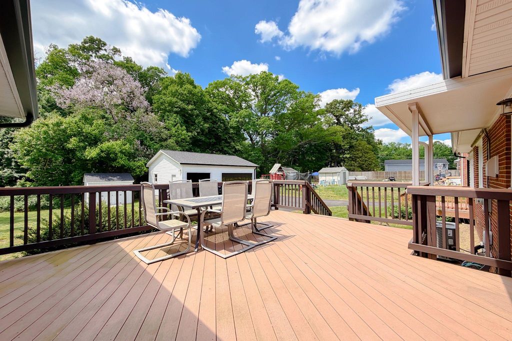 Image 3 of property listing at 12421 PARKER LN, Clinton, MD 20735
