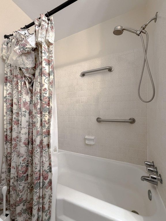 Image 20 of property listing at 12421 PARKER LN, Clinton, MD 20735