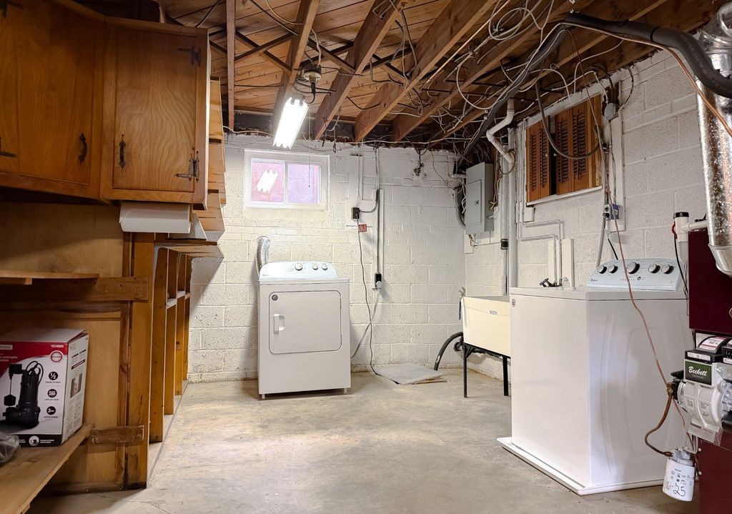 Image 24 of property listing at 12421 PARKER LN, Clinton, MD 20735
