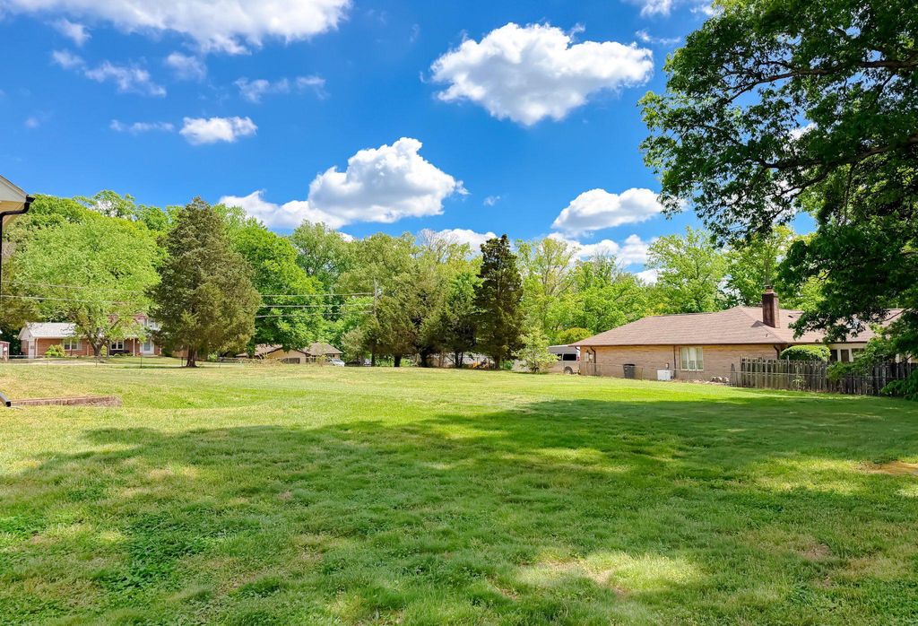 Image 4 of property listing at 12421 PARKER LN, Clinton, MD 20735
