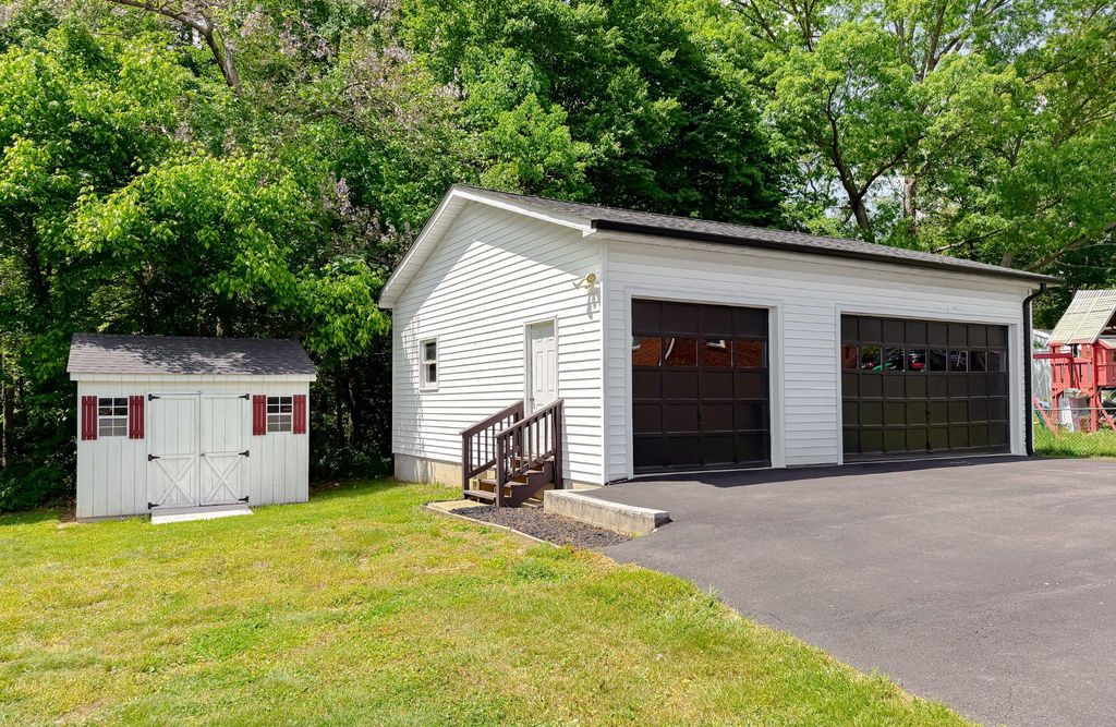 Image 5 of property listing at 12421 PARKER LN, Clinton, MD 20735