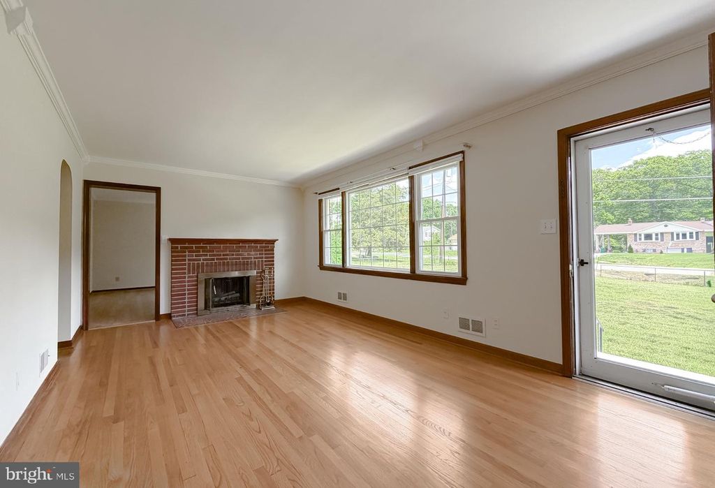 Image 7 of property listing at 12421 PARKER LN, Clinton, MD 20735