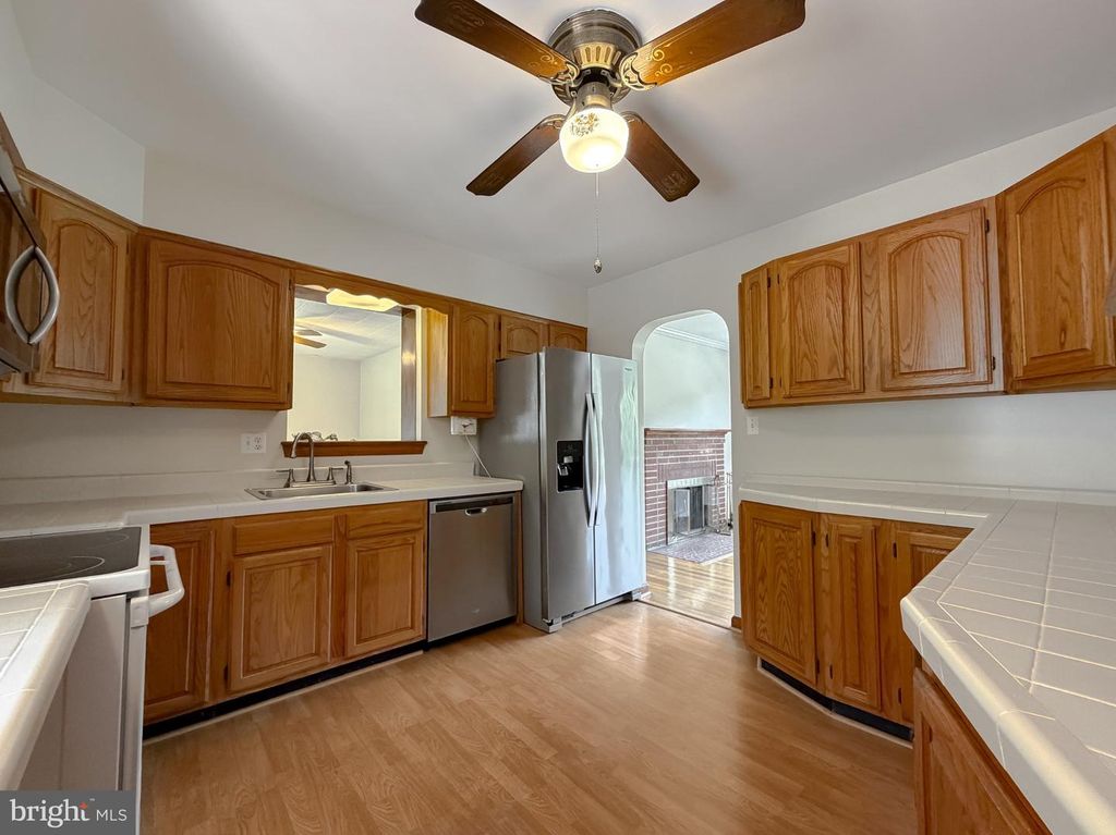 Image 8 of property listing at 12421 PARKER LN, Clinton, MD 20735