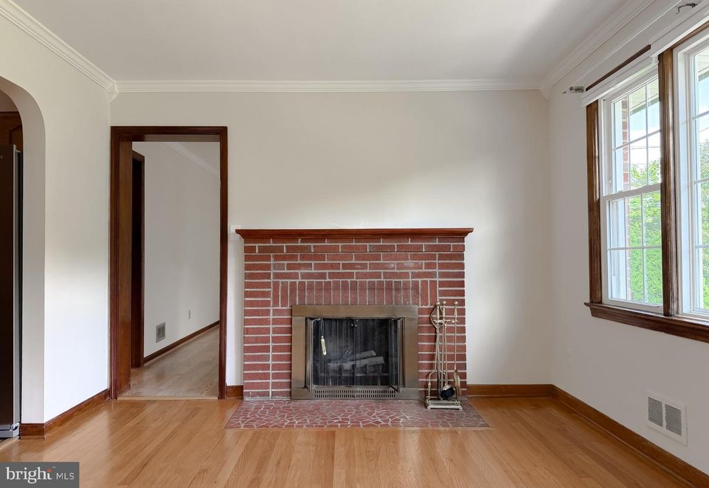 Image 9 of property listing at 12421 PARKER LN, Clinton, MD 20735