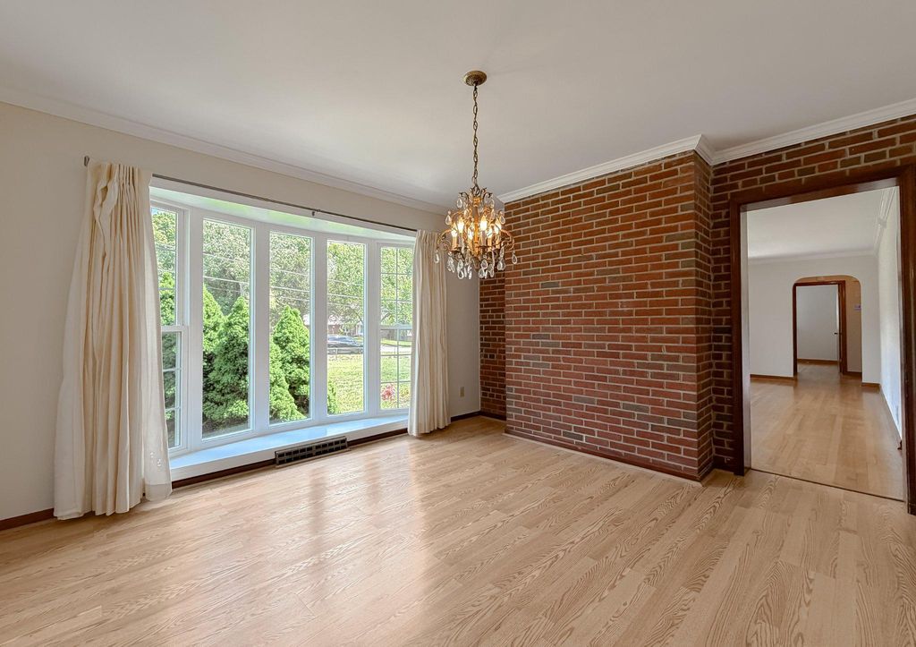 Image 10 of property listing at 12421 PARKER LN, Clinton, MD 20735