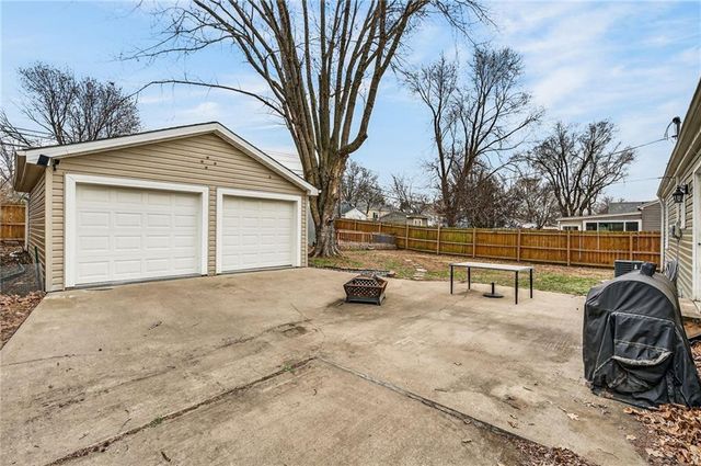 1207 N Atherton Road, Independence, MO 64056