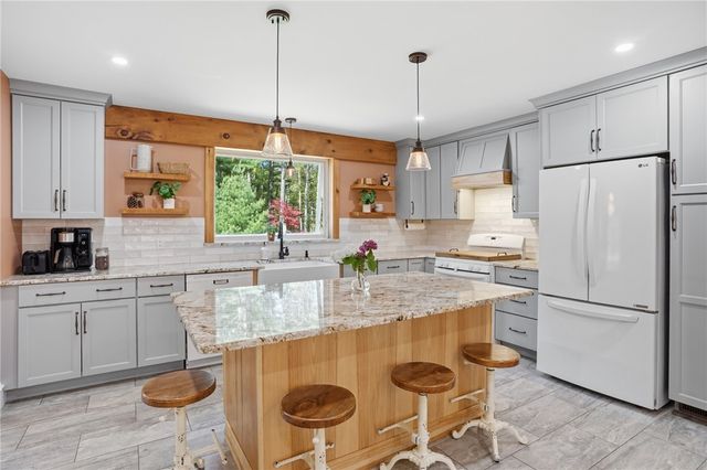 712 East Road Road, Scituate, RI 02857