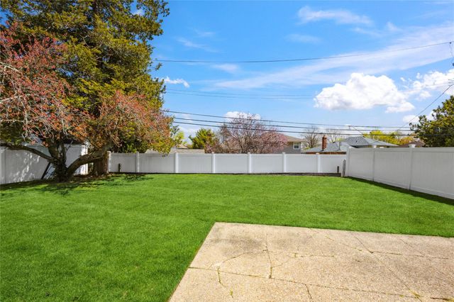 8 Spector Lane, Plainview, NY 11803