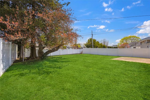 8 Spector Lane, Plainview, NY 11803