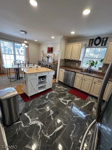 6 Ives Ct, Monroe Twp., NJ 08831