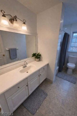 6 Ives Ct, Monroe Twp., NJ 08831