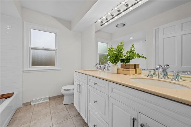 520 Standish Drive, Deerfield, IL 60015