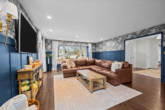 520 Standish Drive, Deerfield, IL 60015