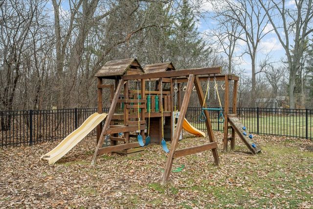 520 Standish Drive, Deerfield, IL 60015