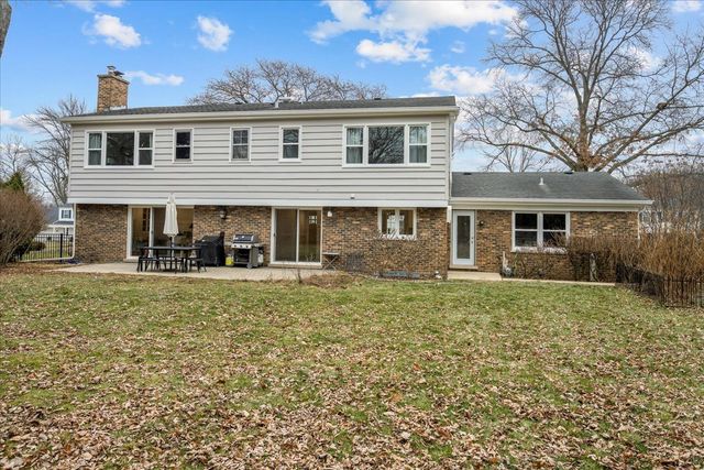 520 Standish Drive, Deerfield, IL 60015