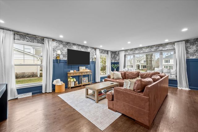 520 Standish Drive, Deerfield, IL 60015